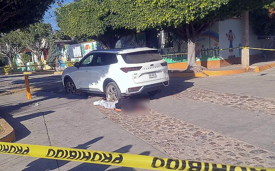 Escena del crimen donde el comerciante Javier M. M. fue asesinado al descender de su camioneta en el centro de San Miguel Ejutla.