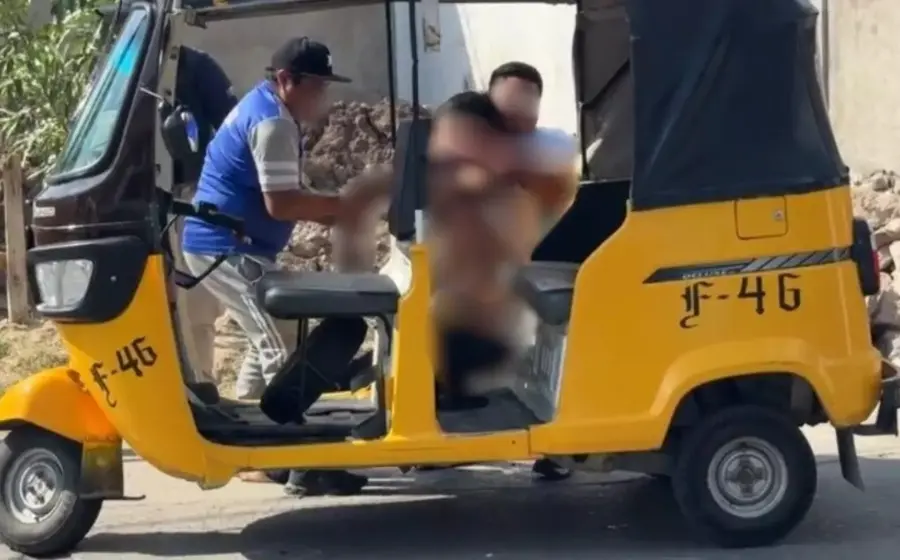 El mototaxi del conductor Luis Corona en la escena del crimen, tras ser asesinado en la ciudad de Juchitán de Zaragoza.