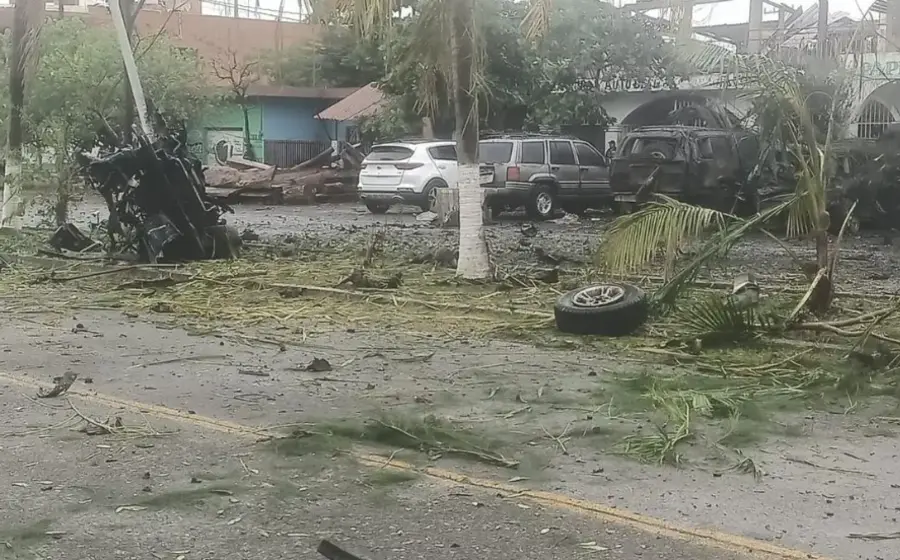 Imagen del cuartel de policía en Coahuayana, una región en disputa, tras el ataque con explosivos que investiga el Gabinete de Seguridad.