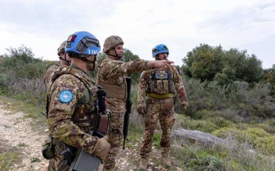 Cascos azules de la FINUL de la ONU colaboran con el ejército libanés para mantener el acuerdo de alto al fuego en la región.