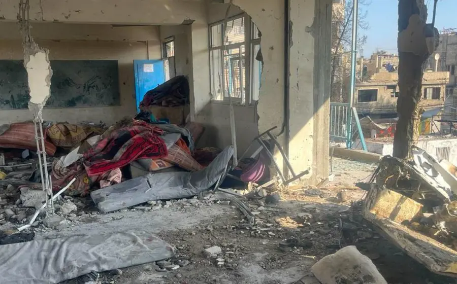 Escena de destrucción en una escuela que servía como refugio en Gaza, tras un ataque israelí que dejó múltiples víctimas.