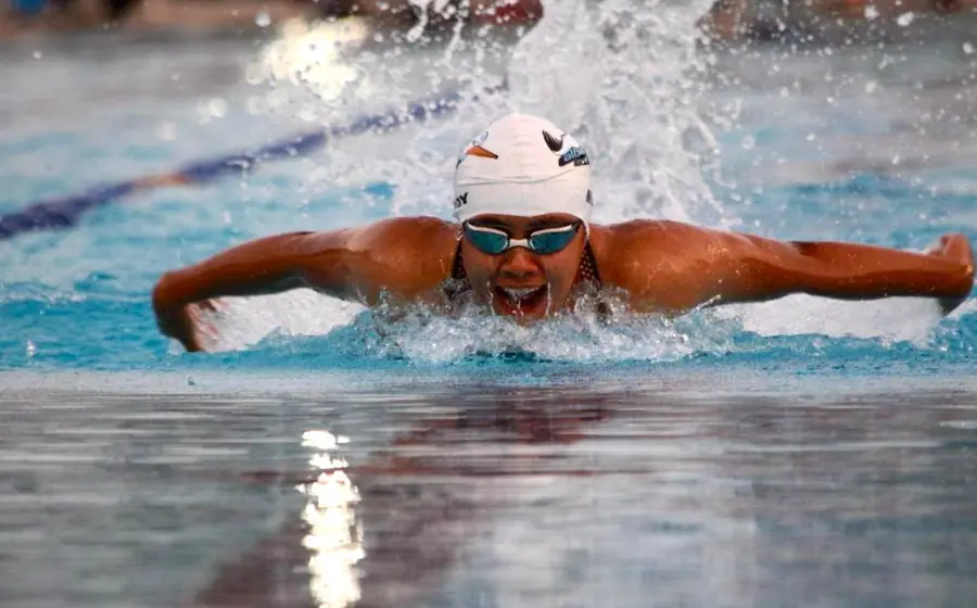 La atleta Sahara de la organización Natakiom posa para una fotografía durante su participación en el proceso de preselección deportiva.
