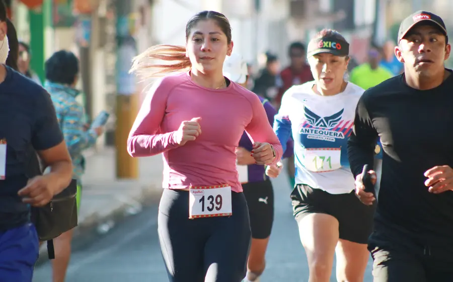Un grupo de corredores participa con entusiasmo en la carrera atlética del Día de Rábanos, disfrutando del último evento deportivo del año.