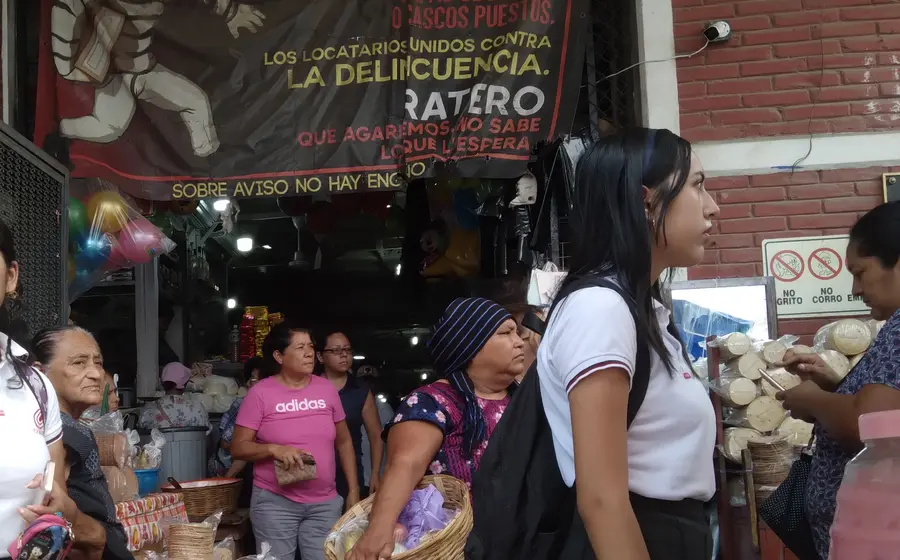 Una patrulla de policía vigila las calles de Tehuantepec ante el aumento de robos a transeúntes y casas por la temporada de aguinaldos.