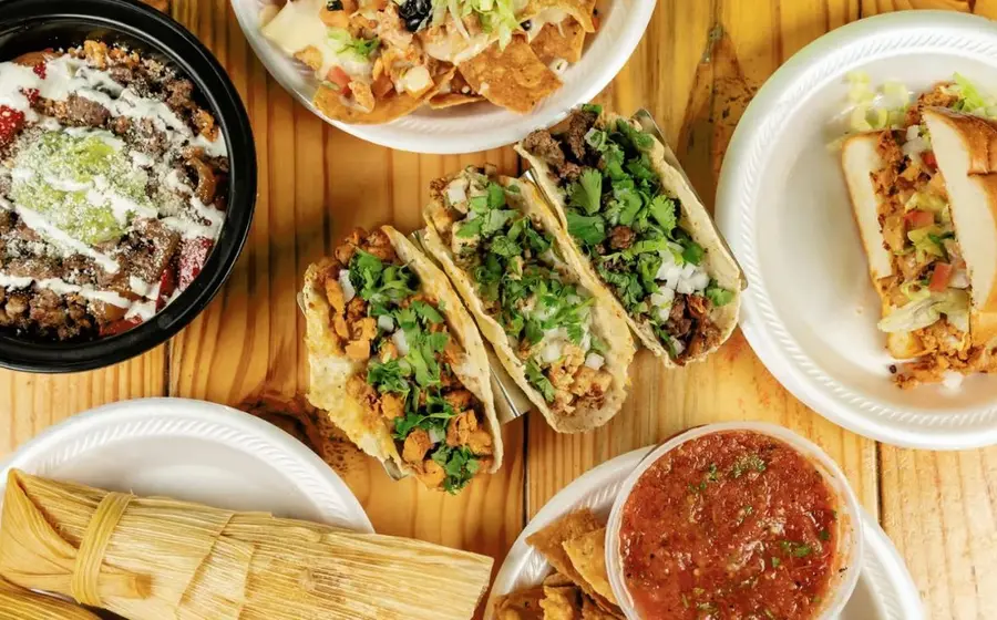 Una taquería o lonchería típica mexicana, ilustrando cómo el aumento de precios en tacos y tortas contribuye a la inflación económica.