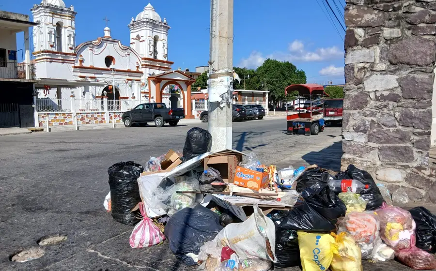 Un tiradero clandestino en Tehuantepec muestra una gran acumulación de basura, un foco de infección que representa un riesgo para la salud pública.