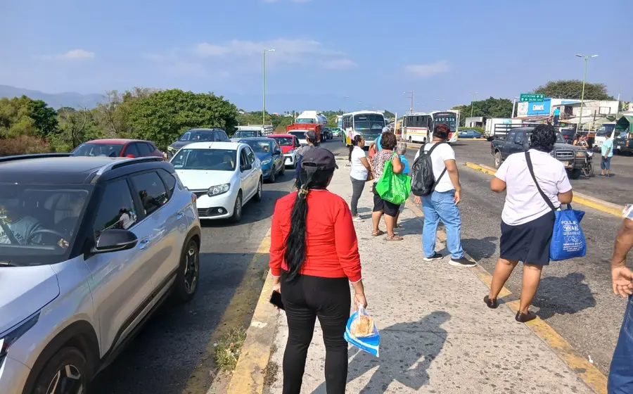 Larga fila de automóviles congestionando una calle principal, reflejando la creciente afluencia vehicular en la ciudad de Tehuantepec, Oaxaca.