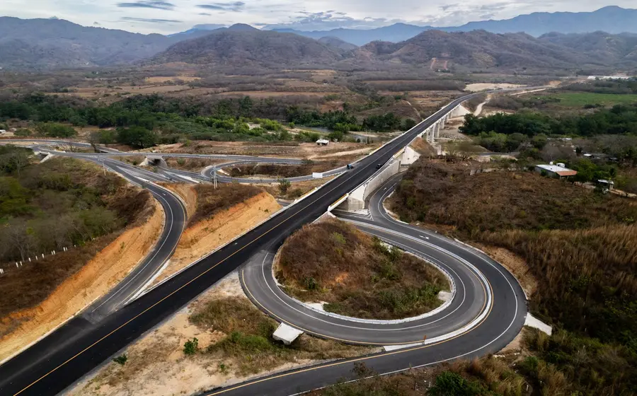 Una vista de la autopista Oaxaca-Costa, una vialidad que se encuentra marcada por el abandono y los constantes accidentes vehiculares.
