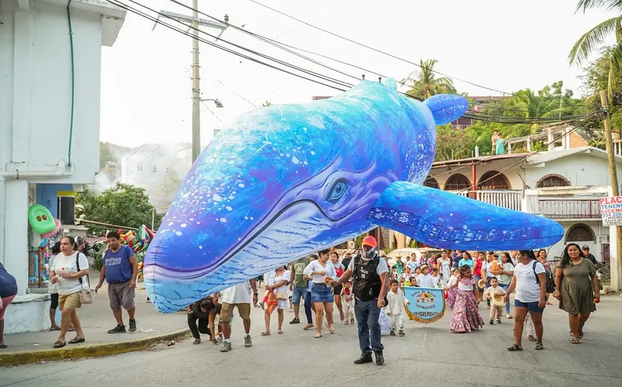 El Ballena Fest 2025 da inicio en Puerto Ángel para celebrar la espectacular llegada anual de las ballenas jorobadas a la costa oaxaqueña.