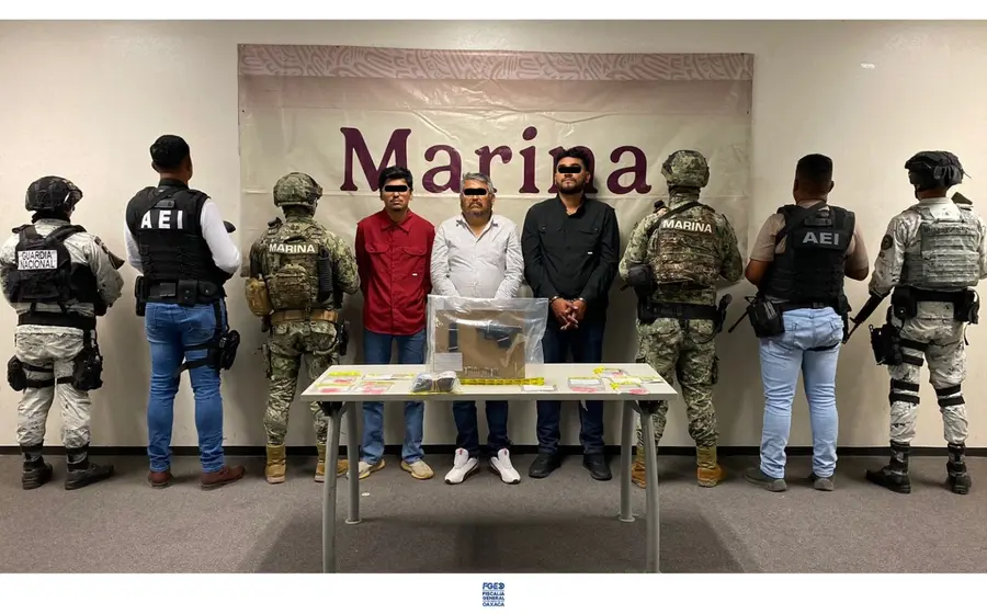 Miembros de una banda de presuntos huachicoleros detenidos por las autoridades durante un operativo en el municipio de Matías Romero.