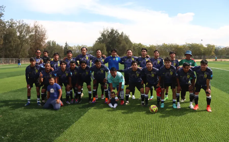 El equipo de fútbol Barrio El Niño celebra su importante victoria, manteniendo así vivas sus esperanzas de clasificar en el torneo local.