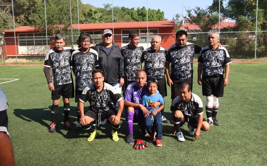 El equipo de fútbol del Barrio de El Niño celebra efusivamente el gol del empate conseguido en la agonía del partido.