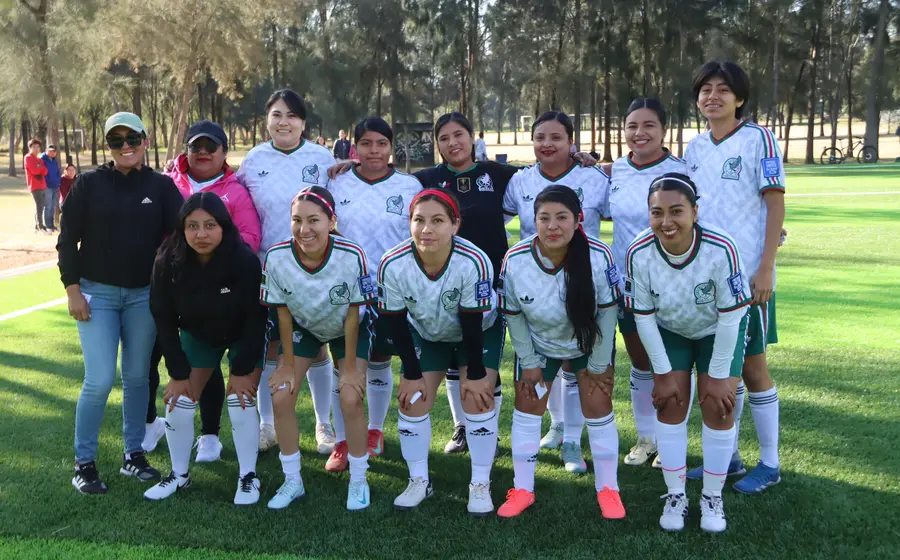 El equipo de fútbol del Barrio La Guadalupe celebra en la cancha su pase a la gran final del torneo local.