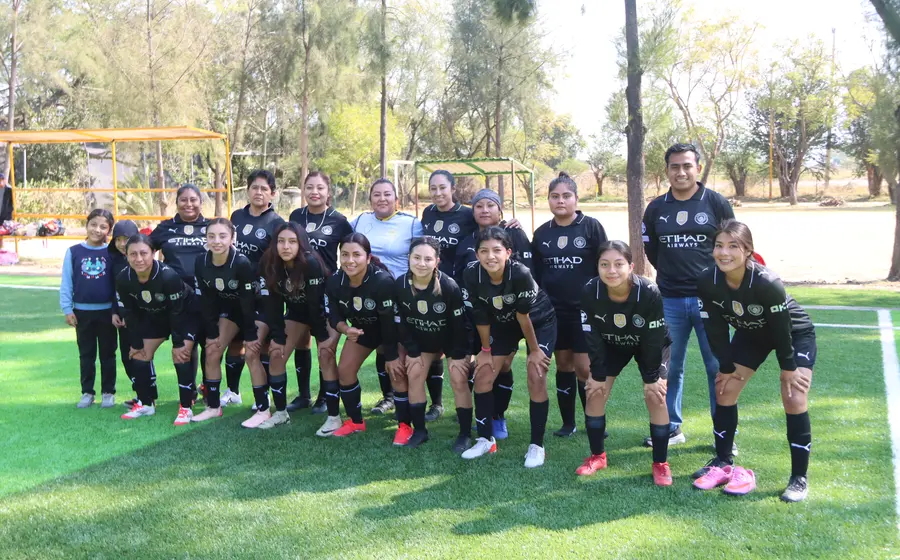 Jugadores del equipo Barrio La Soledad celebran su victoria tras alzarse con su segundo triunfo en el torneo local.