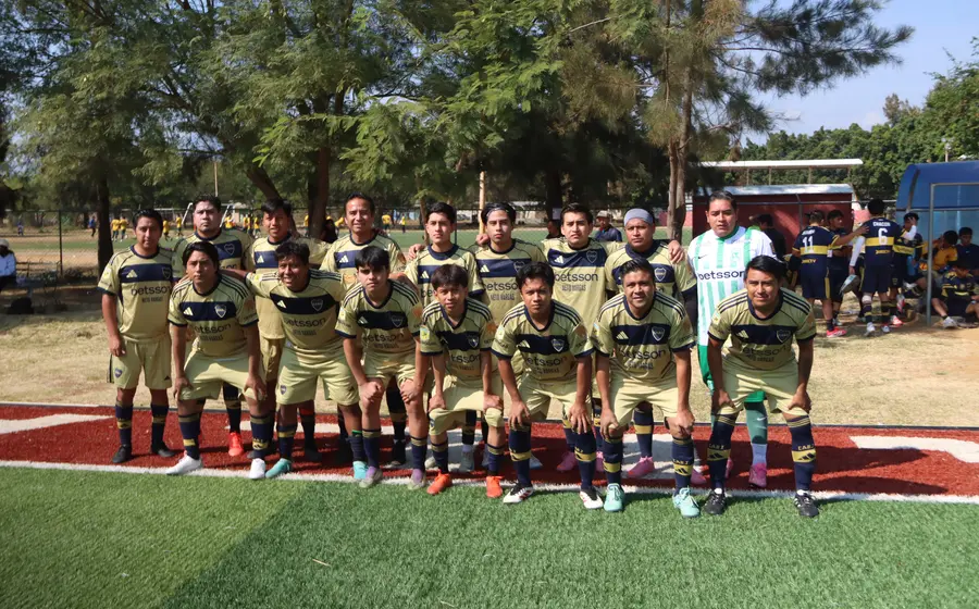 El equipo de fútbol del Barrio San Jacinto celebra en la cancha su pase a la final del torneo, donde enfrentará a San José.