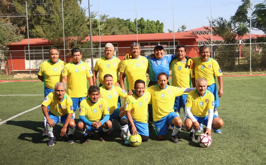 El equipo de fútbol de veteranos del Barrio San José celebra en la cancha su clasificación a las semifinales de la liguilla.