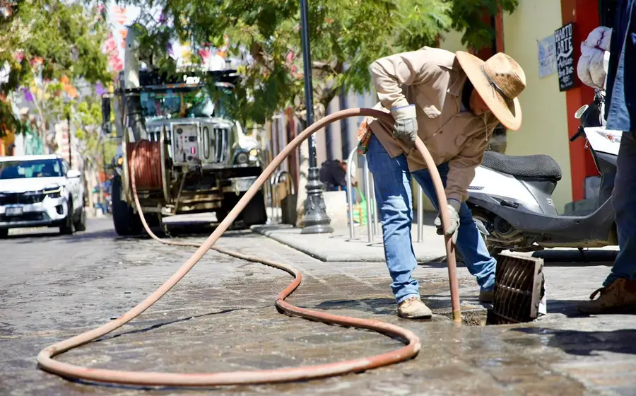 Acumulación de basura y desechos obstruye un drenaje en la calle García Vigil del Centro Histórico, generando una alerta sanitaria por olores fétidos.