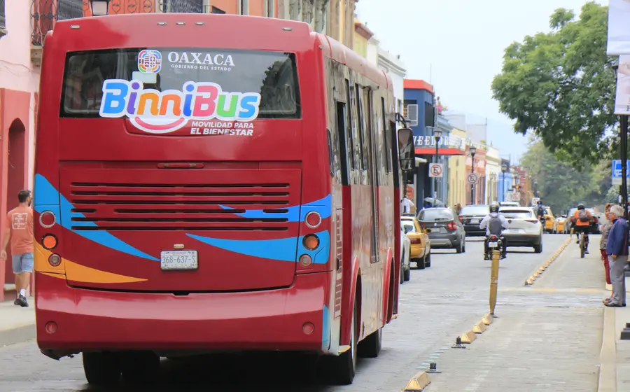 Un autobús del sistema de transporte BinniBus, que ampliará sus rutas para conectar la Costa y el Istmo de Oaxaca con la capital.