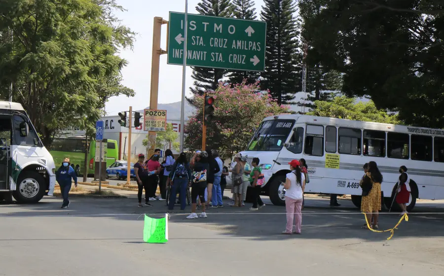 Habitantes de Santa Cruz Amilpas realizan un bloqueo vial como protesta para exigir el suministro de agua y la realización de obras públicas.