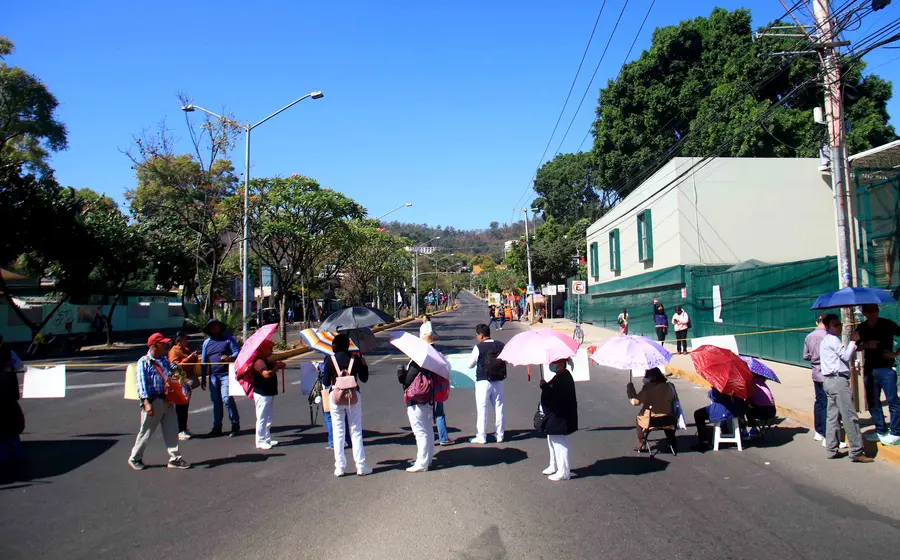 Un bloqueo carretero en la región del Istmo, Oaxaca, que ilustra la problemática de protestas viales que concentran el 42% de los casos estatales.