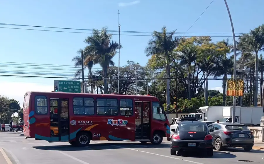 Bloqueos viales por parte de maestros en la capital oaxaqueña, causando congestión vehicular y tensión entre los ciudadanos afectados por la protesta.