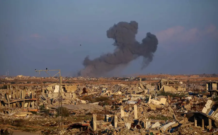 Una densa columna de humo se eleva sobre edificios en Rafah tras el bombardeo de las fuerzas de Israel en la zona.