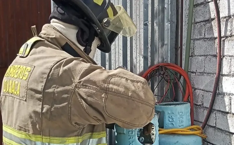 Equipo de bomberos de Oaxaca responde a una llamada de emergencia por una peligrosa fuga de gas en una zona residencial de la ciudad.