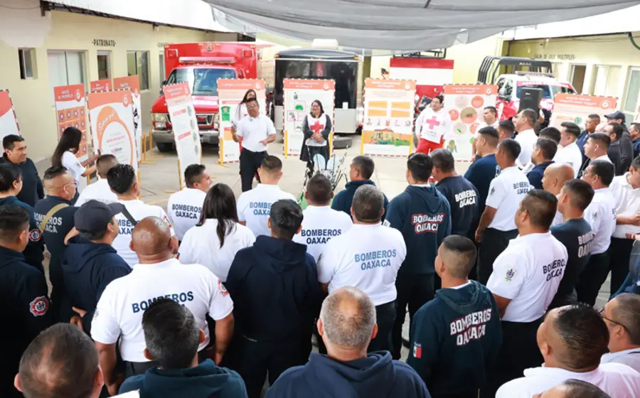 Bomberos de Oaxaca participan activamente en la campaña de salud pública para combatir la propagación del mosquito y prevenir enfermedades en la comunidad.