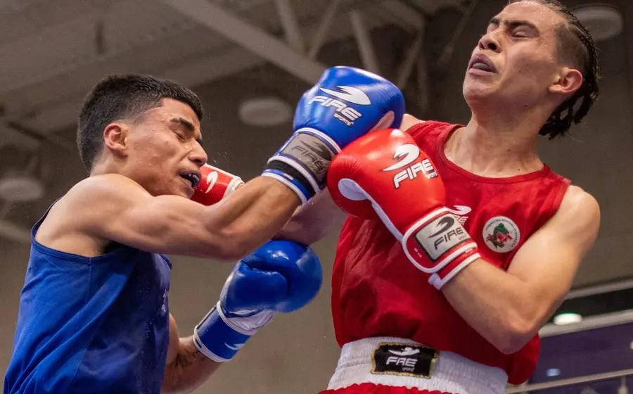 El boxeador profesional conocido como Bryan, concentrado y listo para competir por otro título en su destacada trayectoria en el boxeo.