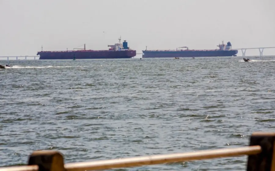 Dos grandes buques petroleros permanecen anclados en el agua cerca de Maracaibo, en el estado Zulia de Venezuela, una importante zona petrolera.