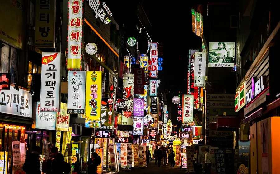 Una vista de las calles modernas y ordenadas de Corea del Sur, un país conocido por su avanzado y exigente sistema educativo.