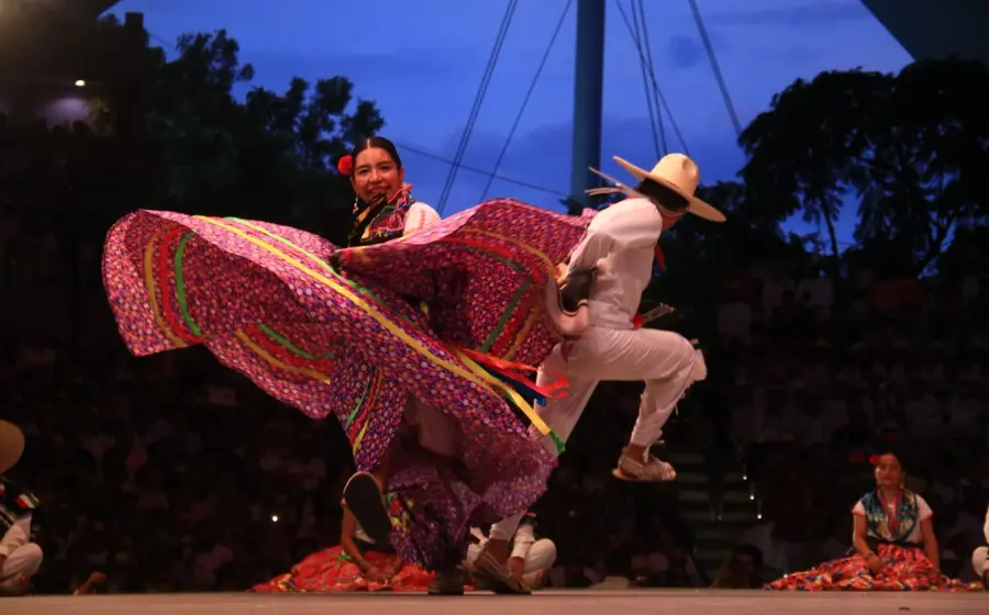 Bailarines ejecutan el Jarabe Mixteco, danza que junto a la Canción Mixteca, reciben el aval como símbolos musicales históricos de Oaxaca.