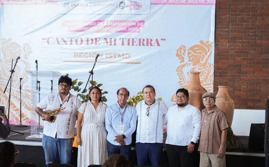 Cantautor juchiteco participa en la fase regional del concurso "Canto de mi Tierra", un evento que reunió 13 composiciones representativas del Istmo.