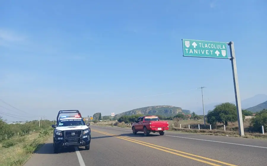Vehículos circulan por una carretera de Oaxaca, una de las rutas consideradas de alto riesgo para accidentes viales durante la temporada.
