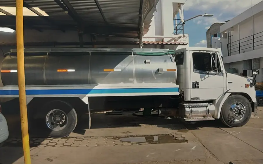 Agentes de la policía ministerial federal durante el cateo a una propiedad por una toma clandestina de agua en Santa Cruz Xoxocotlán.