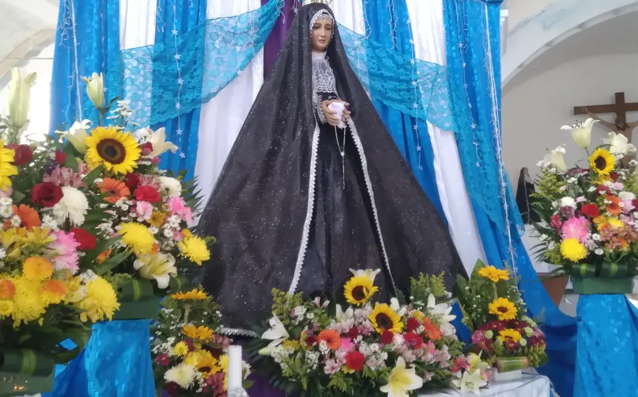 Feligreses en Tehuantepec celebran la festividad de la Virgen de la Soledad con aplausos y cantos para agradecer los favores recibidos.