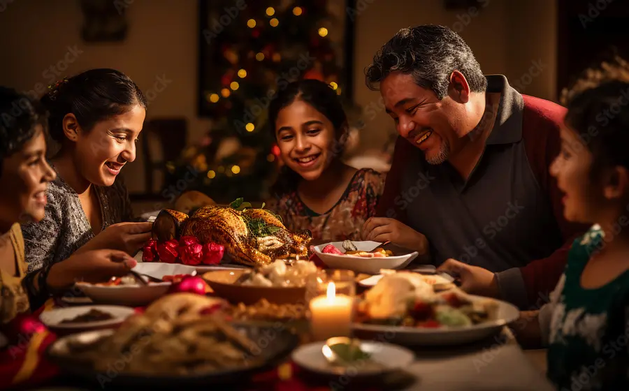 Una familia comparte la cena de Navidad alrededor de una mesa, simbolizando que la unión es lo más importante en estas fechas.