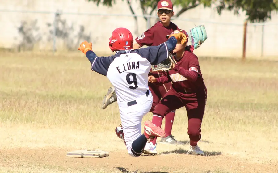 Un emocionante partido de béisbol correspondiente a las finales de la liga, mostrando la intensidad de la competencia en la recta final de la temporada.
