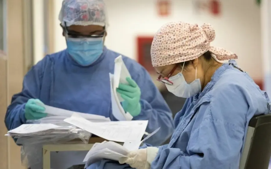 Estudiantes de una escuela de Medicina durante su formación académica, la cual ahora deberá incluir la certificación PRONAM para futuros profesionistas de la salud.