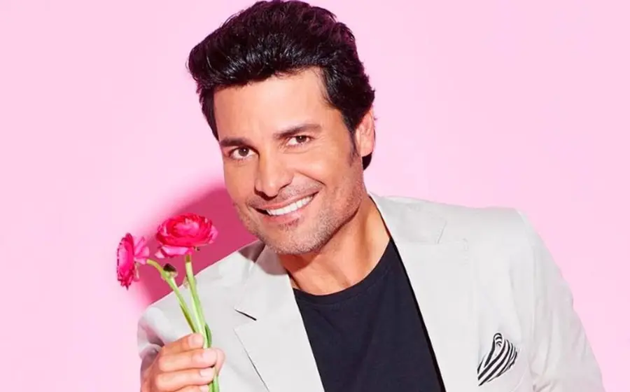 El cantante puertorriqueño Chayanne en el escenario durante un concierto, como parte del anuncio de su próxima gira musical en Oaxaca para 2026.