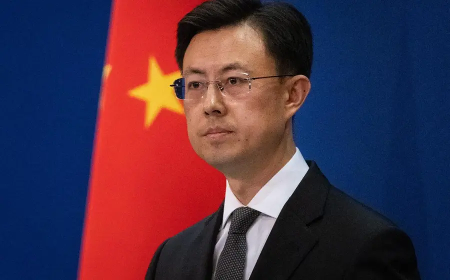 Soldados del ejército chino en formación, representando la postura de China en la defensa de su soberanía y contra la injerencia externa.