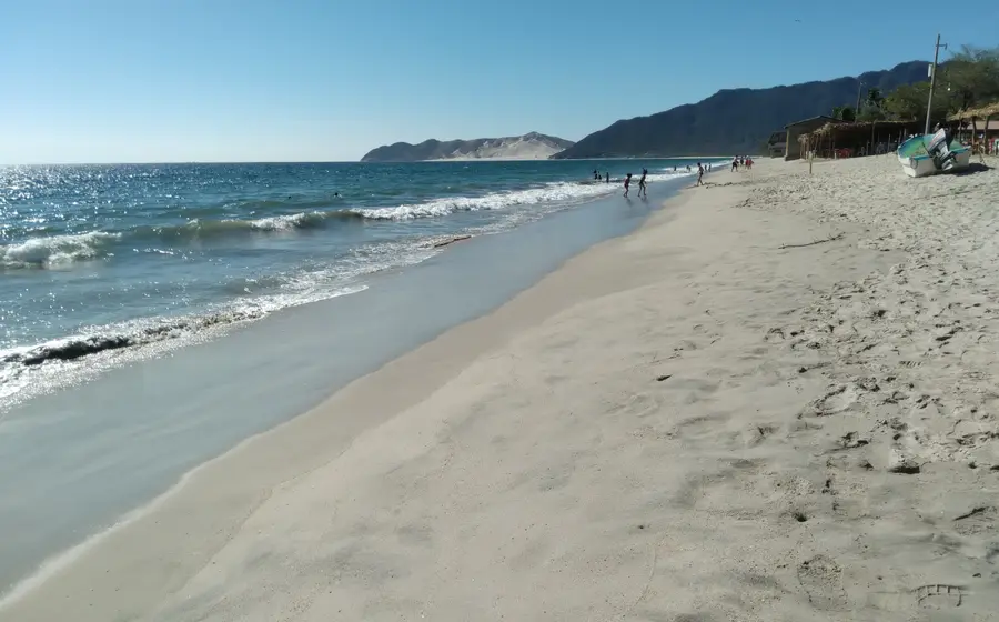 Vista panorámica de la playa y las dunas de Chipehua, Oaxaca, un destino que se prepara para recibir un aumento de turistas.