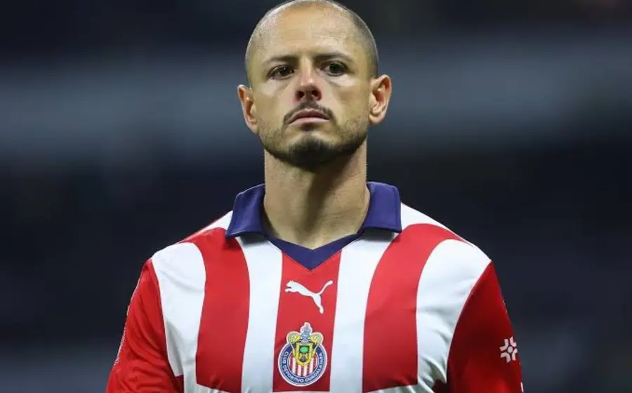 El futbolista Javier 'Chicharito' Hernández, en una fotografía que marca su salida oficial del Club Deportivo Guadalajara, conocido como Chivas.