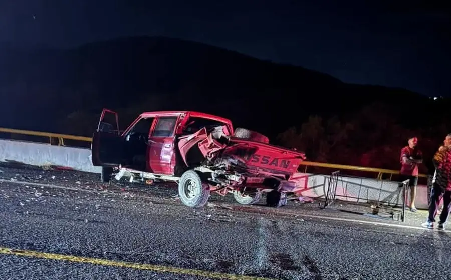 Escena del accidente vehicular en la carretera de cuota a la Costa, donde un choque dejó como saldo a tres personas lesionadas.