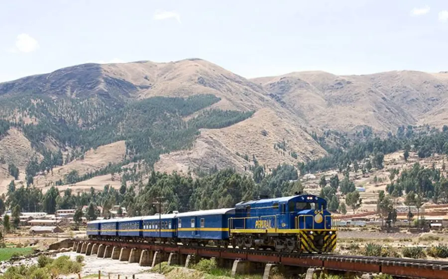 Escena del trágico accidente ferroviario en Perú, donde un choque de trenes en la ruta a Machu Picchu dejó una persona fallecida.
