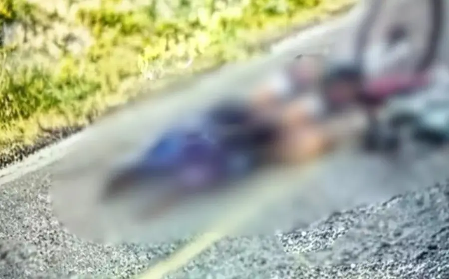Escena del fatal accidente en Magdalena Tlacotepec, donde un hombre ciclista perdió la vida tras ser arrollado por un vehículo.