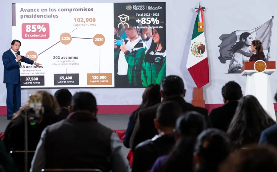 La Jefa de Gobierno, Claudia Sheinbaum, durante su conferencia mañanera, informa sobre el avance en la creación de nuevos espacios para preparatoria.