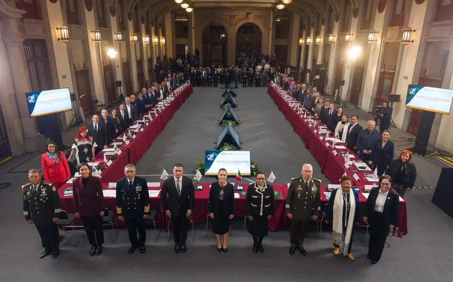 La Presidenta Claudia Sheinbaum Pardo liderando la sesión del Consejo Nacional de Seguridad Pública, donde se discutió la ley anti-extorsión en México.