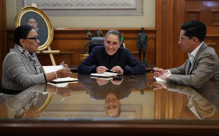 Claudia Sheinbaum, virtual presidenta electa, durante la llamada telefónica en la que extendió una invitación al Papa León XIV para visitar México.