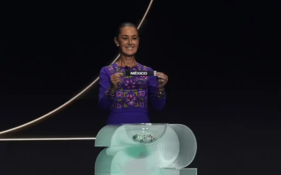 La presidenta Claudia Sheinbaum saca el nombre de México durante el sorteo de la Copa Mundial, posicionando al país como cabeza de grupo.